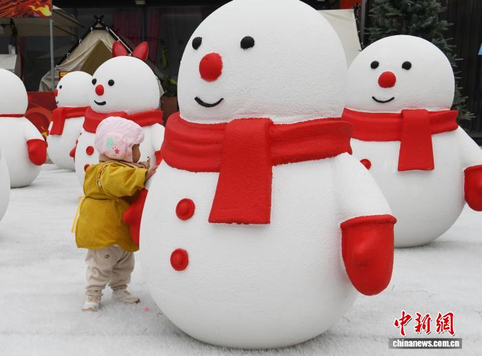 Praça de Chongqing cria instalação de arte para trazer um toque de diversão infantil ao inverno da cidade