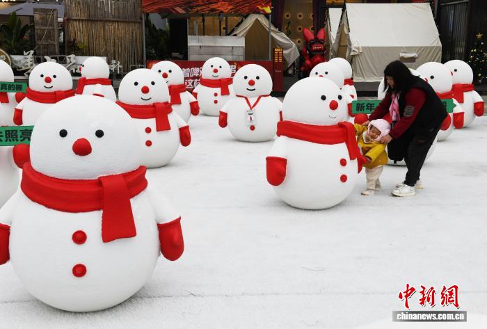 Praça de Chongqing cria instalação de arte para trazer um toque de diversão infantil ao inverno da cidade