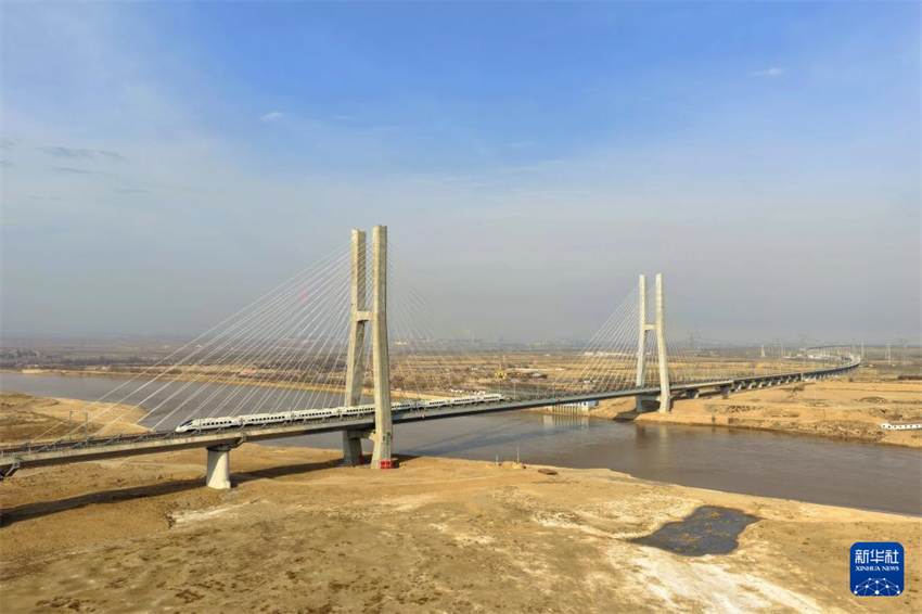 Ferrovia de alta velocidade Baotou-Yinchuan entra em plena operação