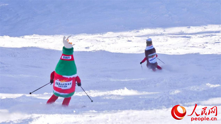 Estações de esqui impulsionam turismo de inverno de Xinjiang