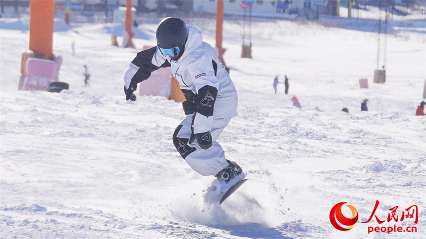 Estações de esqui impulsionam turismo de inverno de Xinjiang