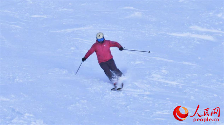 Estações de esqui impulsionam turismo de inverno de Xinjiang
