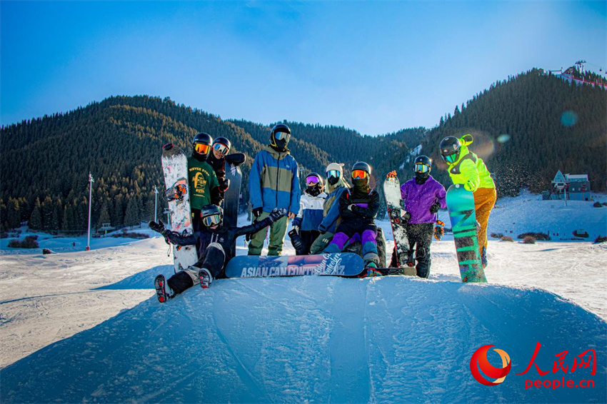 Estações de esqui impulsionam turismo de inverno de Xinjiang