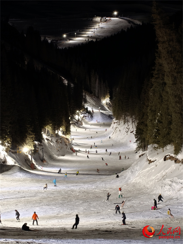 Estações de esqui impulsionam turismo de inverno de Xinjiang