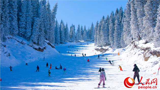 Estações de esqui impulsionam turismo de inverno de Xinjiang