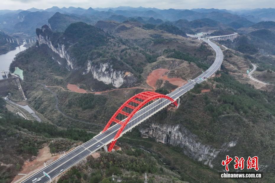 Ponte gigante sobre rio Machang, no sudoeste da China, prestes a ser aberta ao tráfego