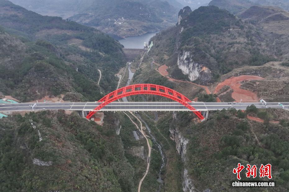 Ponte gigante sobre rio Machang, no sudoeste da China, prestes a ser aberta ao tráfego