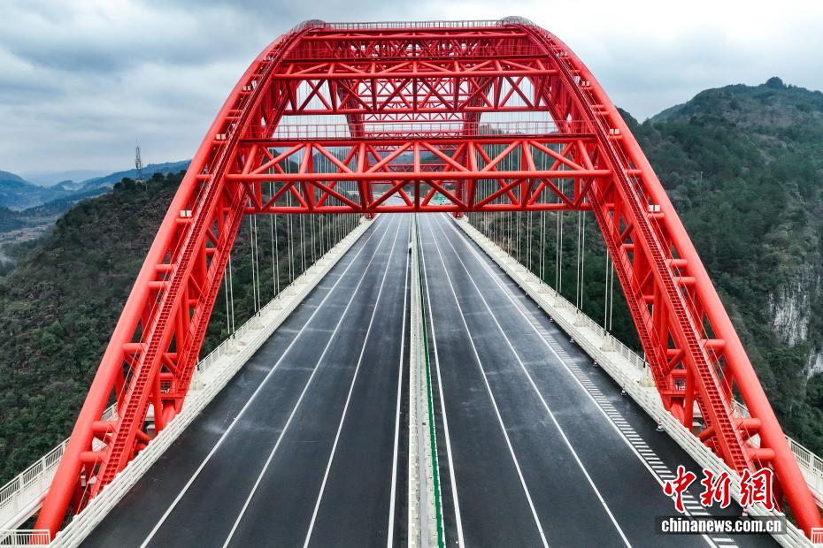 Ponte gigante sobre rio Machang, no sudoeste da China, prestes a ser aberta ao tráfego