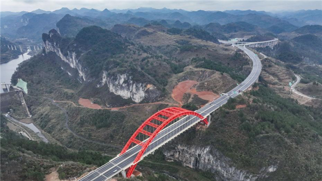 Ponte gigante sobre rio Machang, no sudoeste da China, prestes a ser aberta ao tráfego