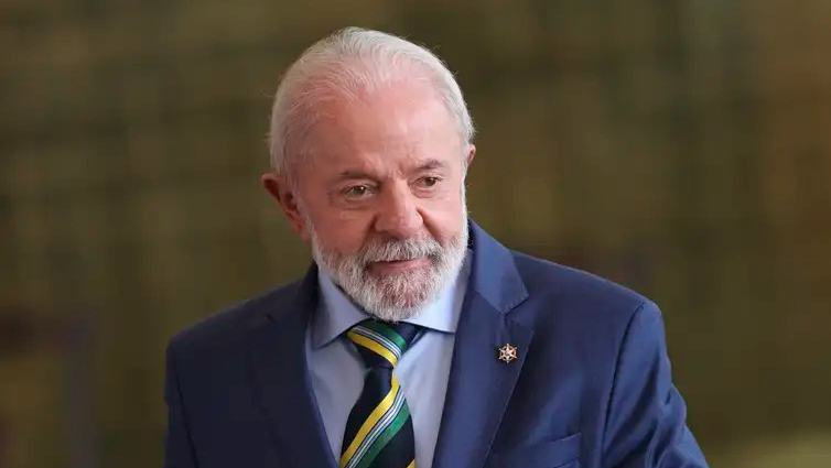 Lula afirma que tarifaço dos EUA acabou sendo "irrelevante" para o Brasil  Lula disse que o aumento das tarifas impostas pelos EUA sobre produtos brasileiros acabou sendo "irrelevante" para a economia nacional.