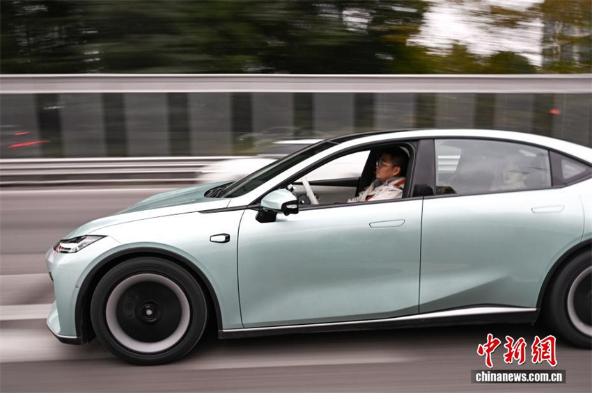 Primeiro veículo de condução autônoma de nível L3 da China entra em circulação em Chongqing