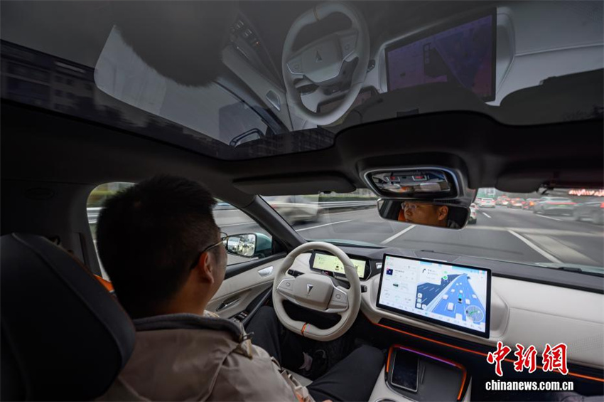 Primeiro veículo de condução autônoma de nível L3 da China entra em circulação em Chongqing