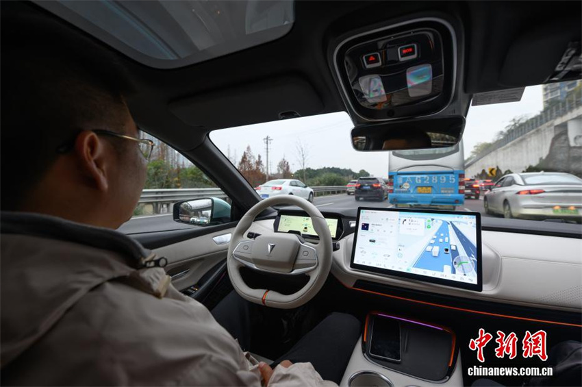 Primeiro veículo de condução autônoma de nível L3 da China entra em circulação em Chongqing