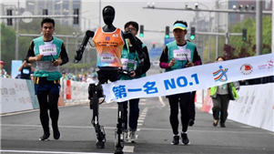 Meia maratona de robôs humanoides em E-Town de Beijing é marcada para abril de 2026A E-Town de Beijing sediará uma meia maratona de robôs humanoides em 19 de abril de 2026, após a primeira edição mundial em 2025.
