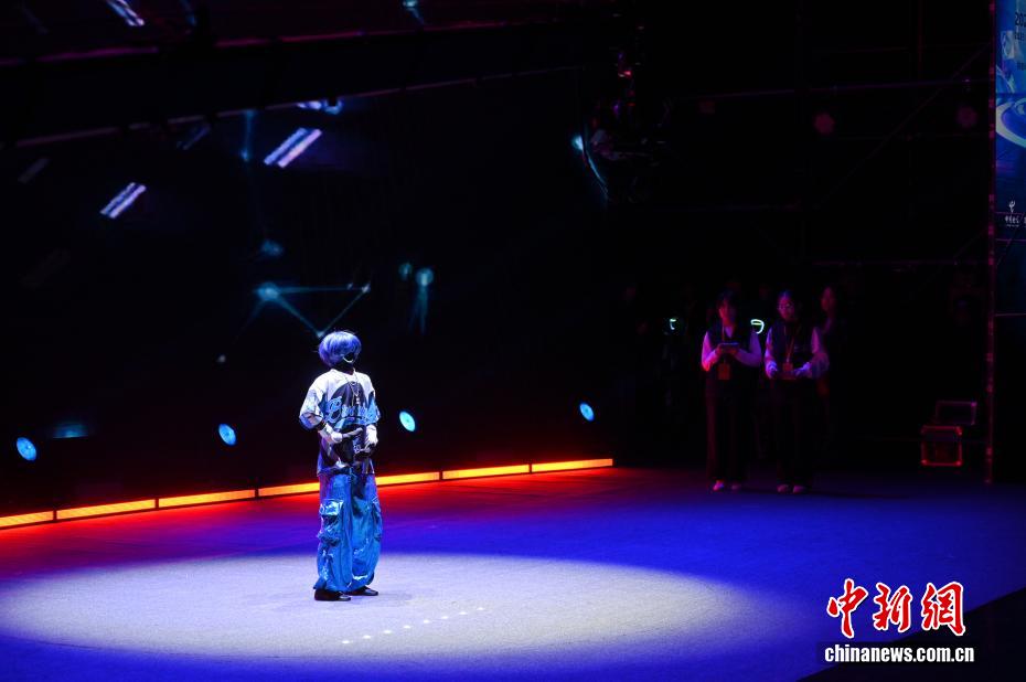 Nanning realiza competição internacional de dança de rua com robôs humanoides
