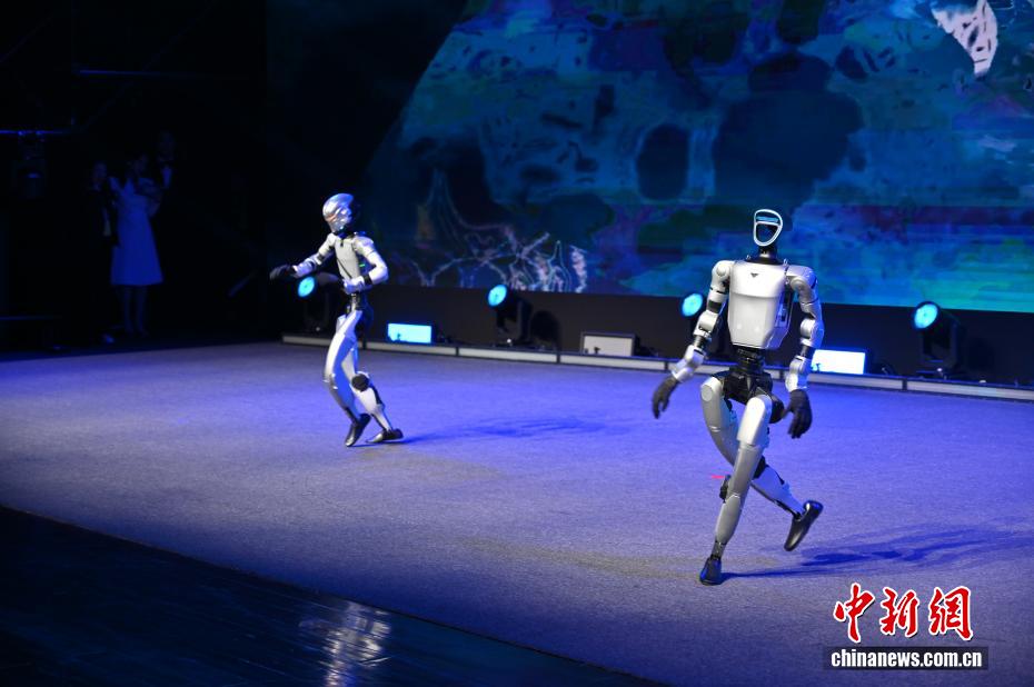 Nanning realiza competição internacional de dança de rua com robôs humanoides