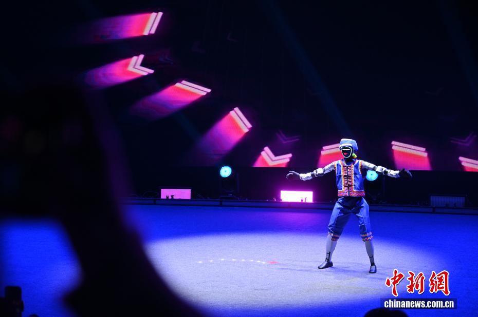 Nanning realiza competição internacional de dança de rua com robôs humanoides