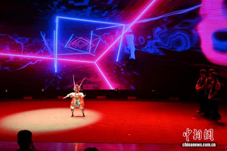 Nanning realiza competição internacional de dança de rua com robôs humanoides