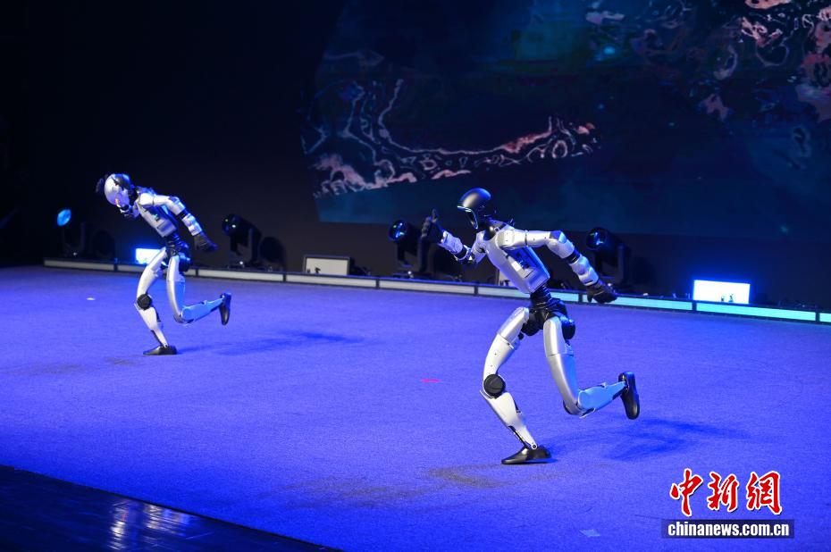 Nanning realiza competição internacional de dança de rua com robôs humanoides