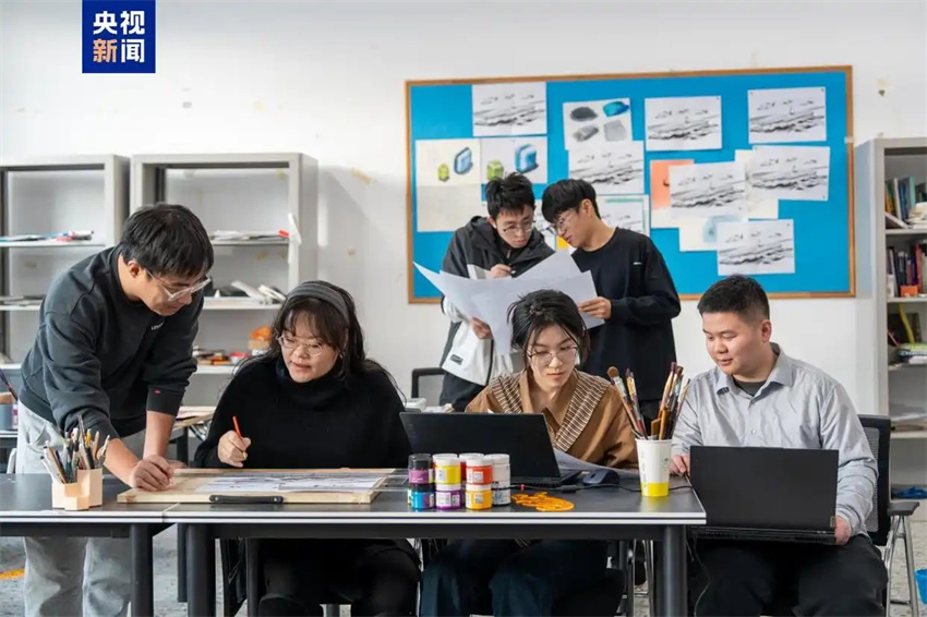Mais de mil professores e alunos pintaram juntos porta-aviões 