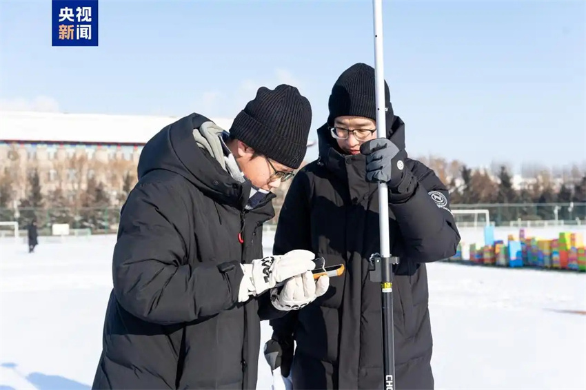 Mais de mil professores e alunos pintaram juntos porta-aviões 