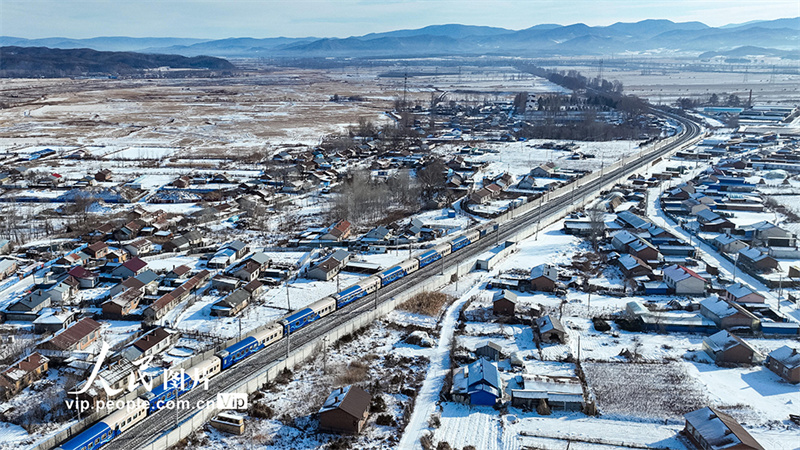 Heilongjiang lança primeiro trem turístico circular de gelo e neve
