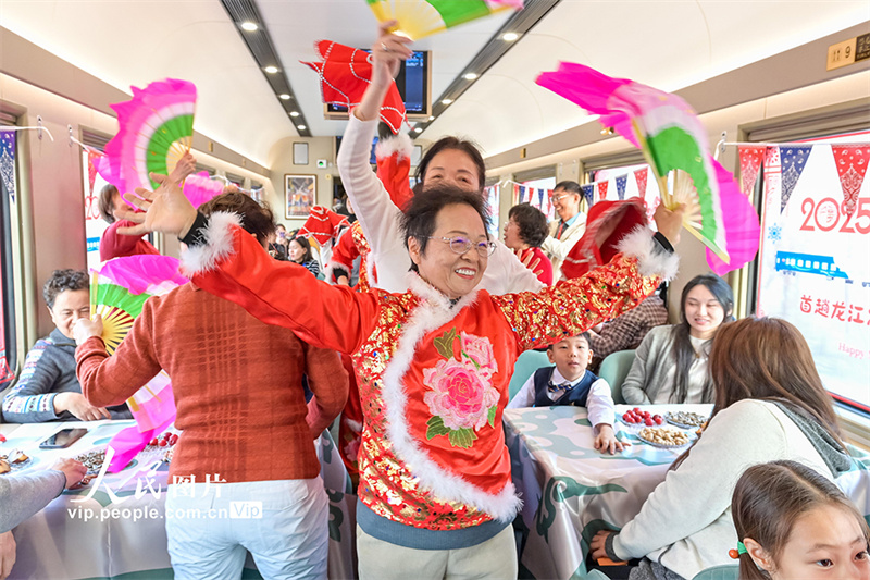 Heilongjiang lança primeiro trem turístico circular de gelo e neve