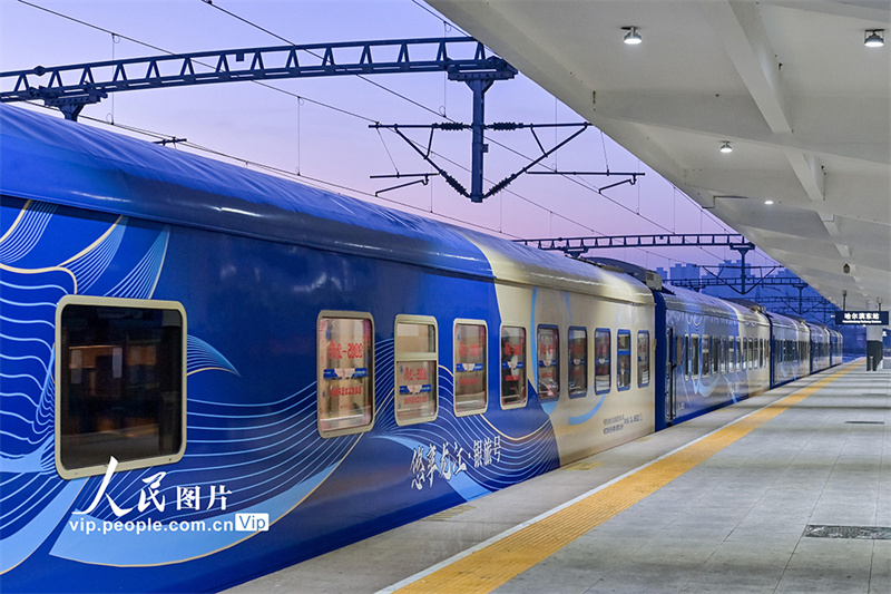 Heilongjiang lança primeiro trem turístico circular de gelo e neve