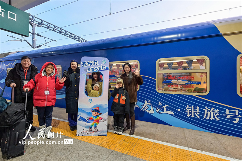 Heilongjiang lança primeiro trem turístico circular de gelo e neve