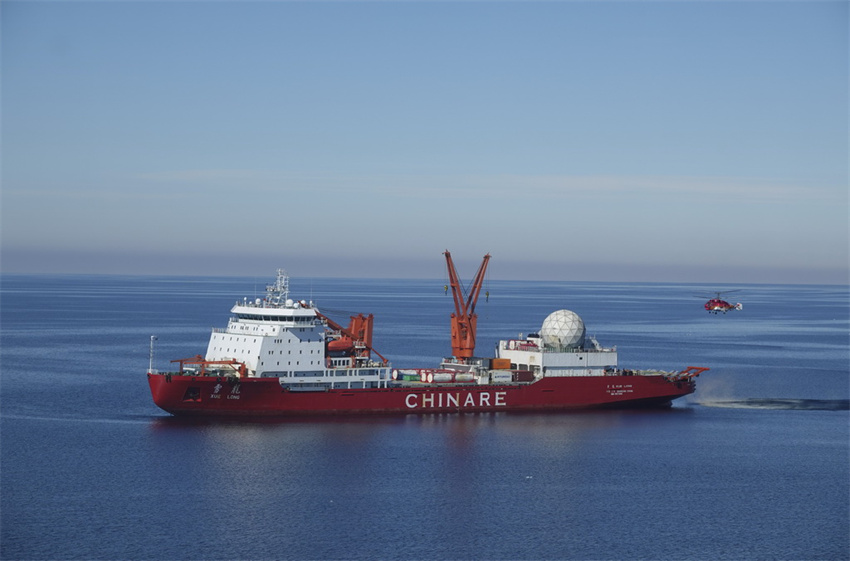 Quebra-gelo de pesquisa chinês Xuelong chega à estação Qinling e inicia descarregamento de carga