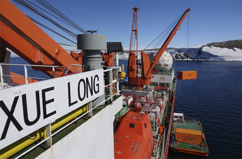 Quebra-gelo de pesquisa chinês Xuelong chega à estação Qinling e inicia descarregamento de carga