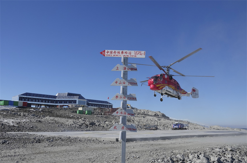 Quebra-gelo de pesquisa chinês Xuelong chega à estação Qinling e inicia descarregamento de carga