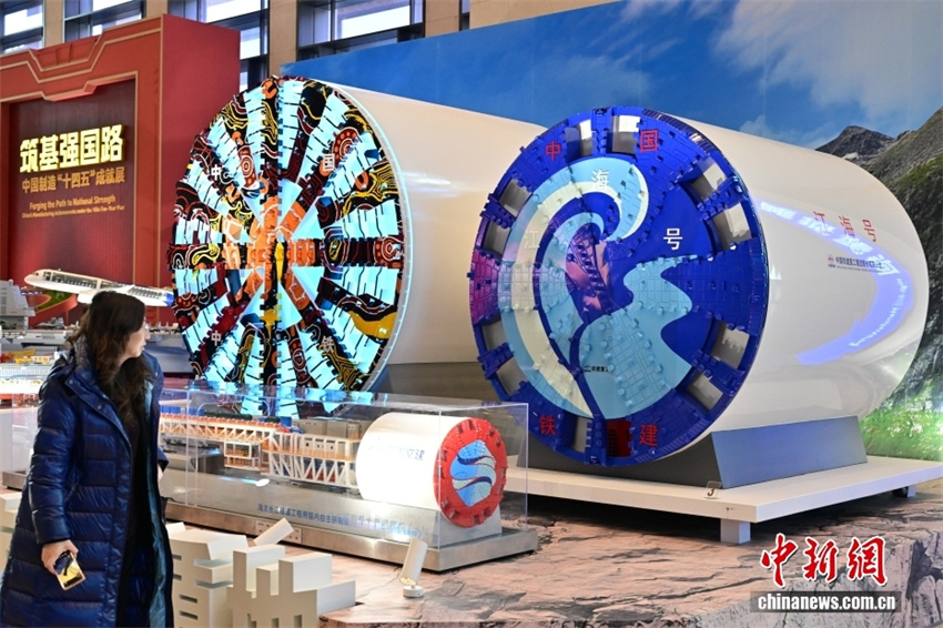 Exposição sobre conquistas da manufatura chinesa no âmbito do 14º Plano Quinquenal é inaugurada em Beijing