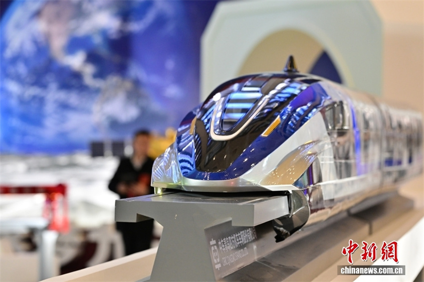 Exposição sobre conquistas da manufatura chinesa no âmbito do 14º Plano Quinquenal é inaugurada em Beijing