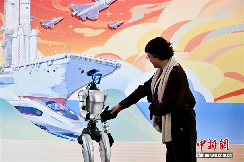 Exposição sobre conquistas da manufatura chinesa no âmbito do 14º Plano Quinquenal é inaugurada em Beijing