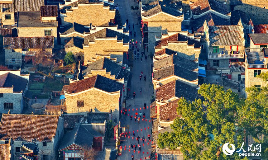 Aldeia antiga em Jiangxi atrai turistas de todos os cantos