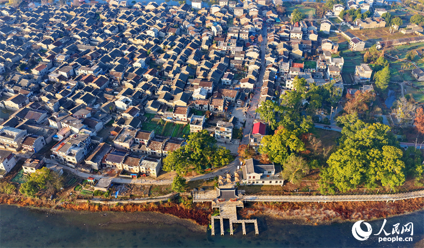 Aldeia antiga em Jiangxi atrai turistas de todos os cantos