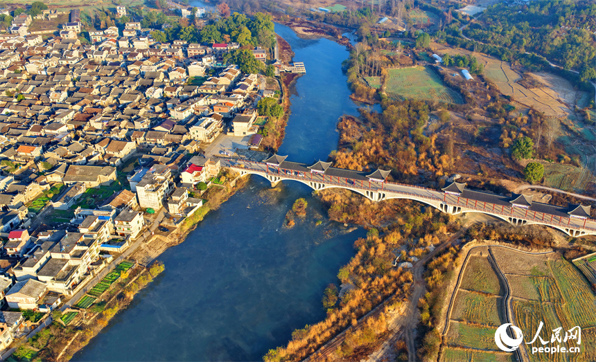 Aldeia antiga em Jiangxi atrai turistas de todos os cantos