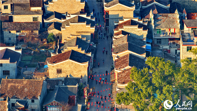 Aldeia antiga em Jiangxi atrai turistas de todos os cantos