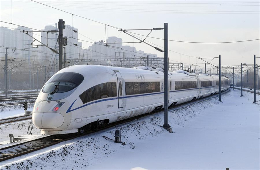 Trem de alta velocidade temático do Mundo de Gelo e Neve de Harbin inicia operação na província de Heilongjiang