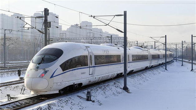Trem de alta velocidade temático do Mundo de Gelo e Neve de Harbin inicia operação na província de Heilongjiang