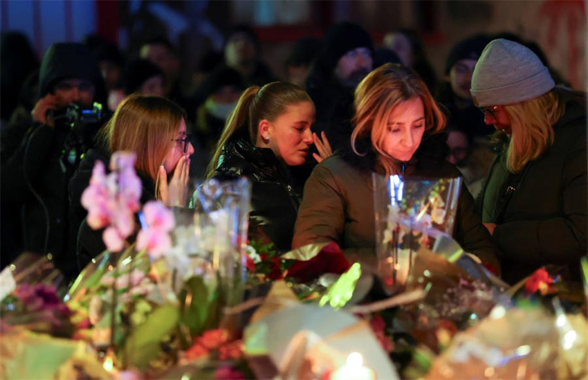 Enlutados prestam homenagem às vítimas do incêndio em um bar em Crans-Montana