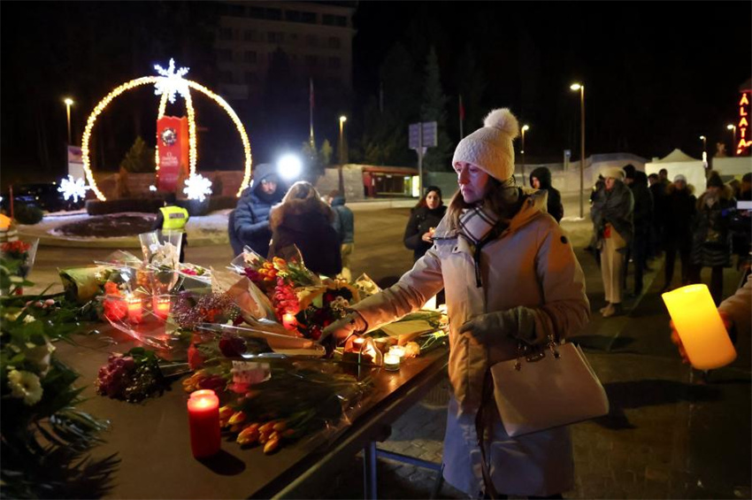 Enlutados prestam homenagem às vítimas do incêndio em um bar em Crans-Montana