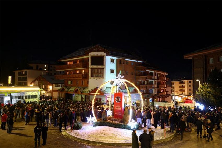 Enlutados prestam homenagem às vítimas do incêndio em um bar em Crans-Montana