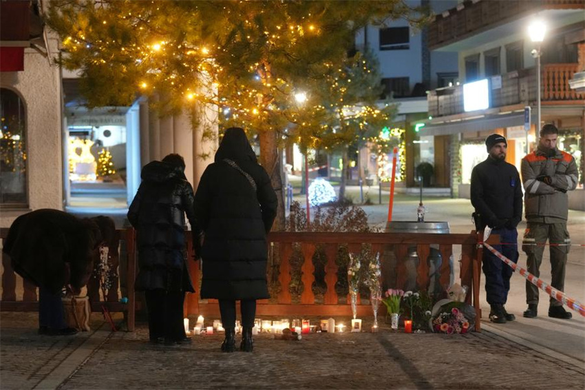 Enlutados prestam homenagem às vítimas do incêndio em um bar em Crans-Montana