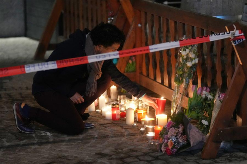 Enlutados prestam homenagem às vítimas do incêndio em um bar em Crans-Montana