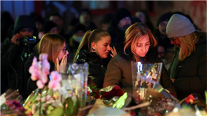 Enlutados prestam homenagem às vítimas do incêndio em um bar em Crans-MontanaCerca de 40 pessoas teriam morrido e 119 ficado feridas depois que um incêndio se espalhou por um bar lotado durante uma festa de Ano Novo na estação de esqui suíça de Crans-Montana.