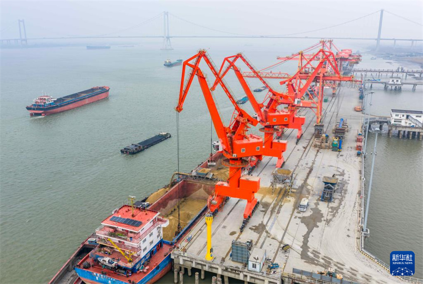 Portos ao longo do rio Yangtze lideram movimentação de carga entre vias navegáveis interiores do mundo