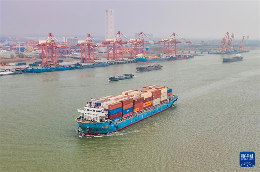 Portos ao longo do rio Yangtze lideram movimentação de carga entre vias navegáveis interiores do mundo