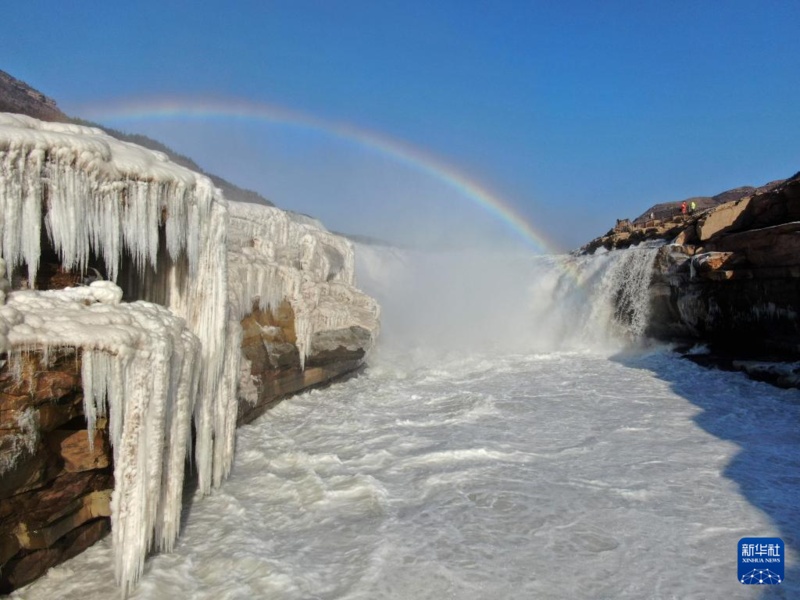 “Cascata de gelo em forma de jarro de jade” revela arco-íris